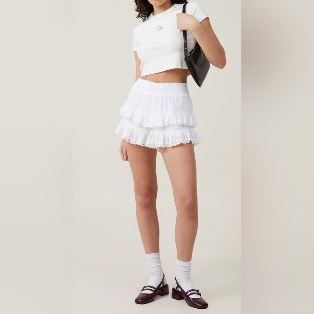 Adorable two tiered, flowing shorts. Cute to wear over swimsuit for a boat rode! - Picture 2 of 5